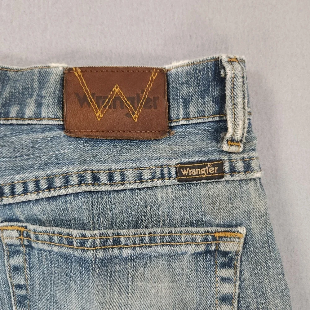 Genuine Wrangler Relaxed Fit Straight Jeans Men's 31x30 Blue Faded Distressed - Picture 4 of 15